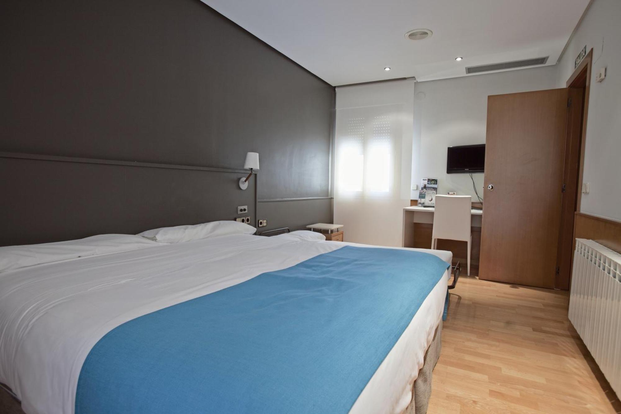Don Carlos Huarte Zimmer foto